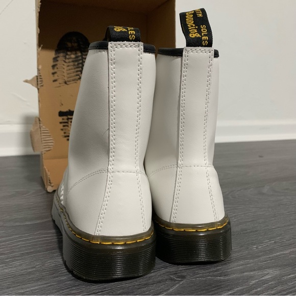 NEW Dr. Martens Zavala Eyelet White Patent Boots 8 - Picture 4 of 8
